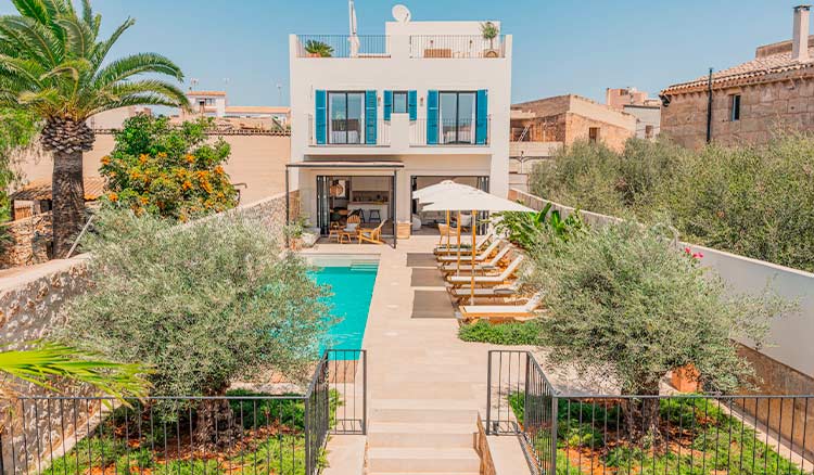 Sophisticated townhouse Ses Roquetes with traditional Mallorcan charm crafted by Mallorca Home Connexion.